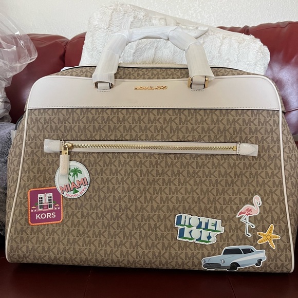 Michael Kors Travel Large Light Cream Bag - Picture 6 of 9